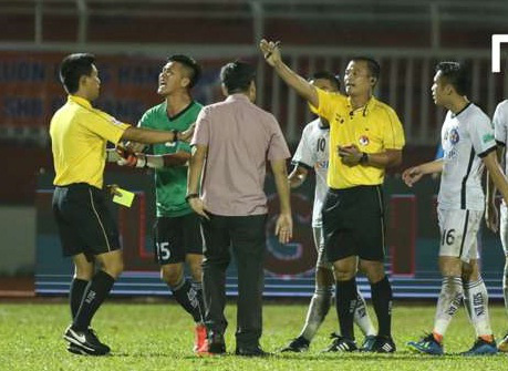 Trọng tài V.League: Đỏ mắt tìm người giỏi - Ảnh 1.
