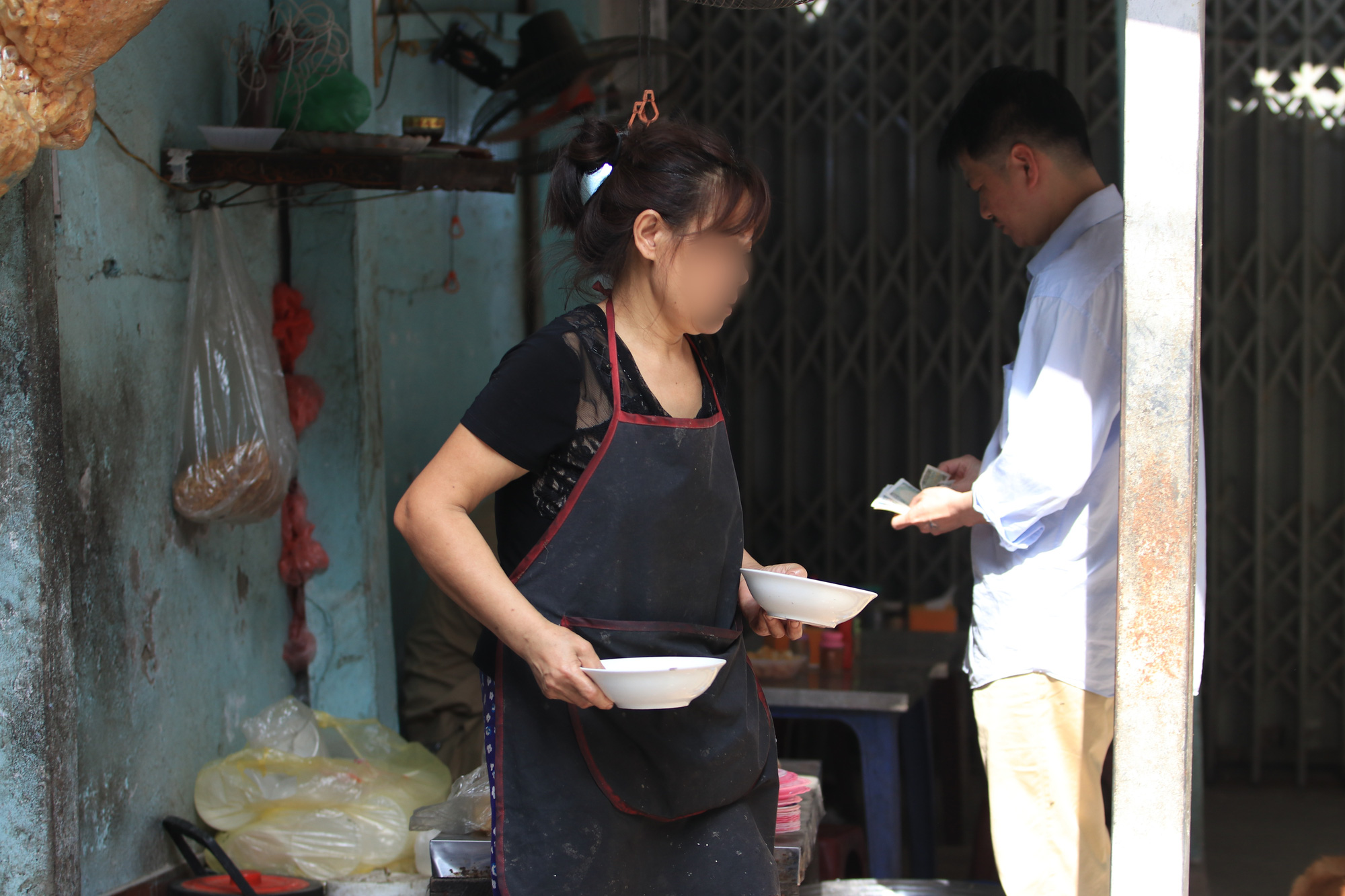 Khách &quot;tố&quot; phát hiện ổ giòi lúc nhúc trong miếng sườn, chủ quán cháo nổi tiếng ở Hà Nội nói gì? - Ảnh 5.