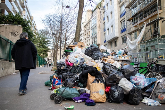 Rác ngập đường thủ đô hoa lệ Paris, dân bức xúc yêu cầu giải cứu - Ảnh 2.