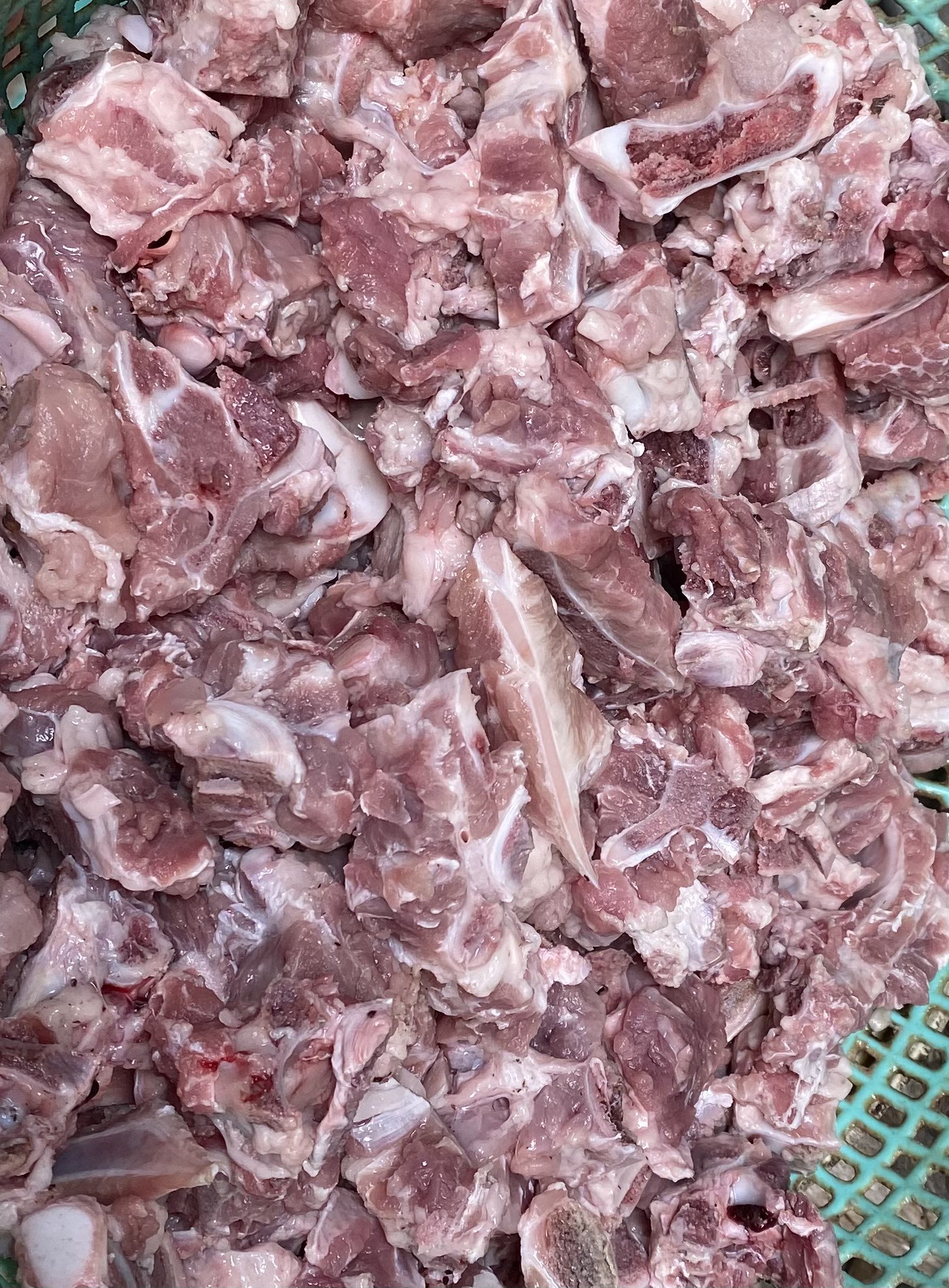 Có gì bất thường trong vụ khách &quot;tố&quot; có giòi trong miếng sườn ở quán cháo nổi tiếng? - Ảnh 2.