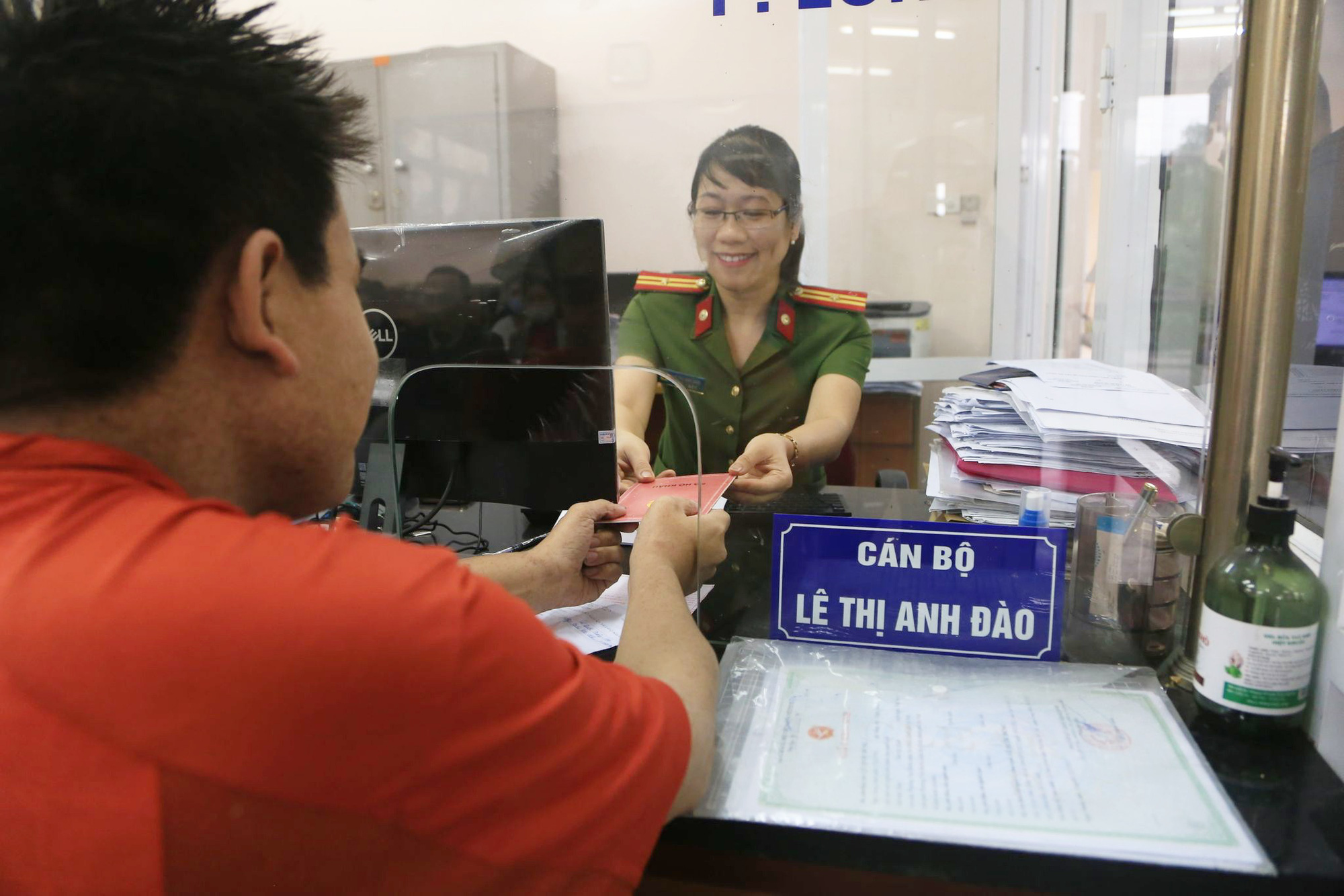 Chàng trai sống "vô hình" suốt 30 năm đã được nhập khẩu Hà Nội - Ảnh 3.