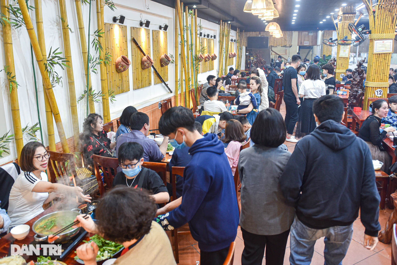 Sa Pa: Hàng vạn du khách đổ về, hàng quán chen chúc  nhiều tuyến đường ùn tắc - Ảnh 6.