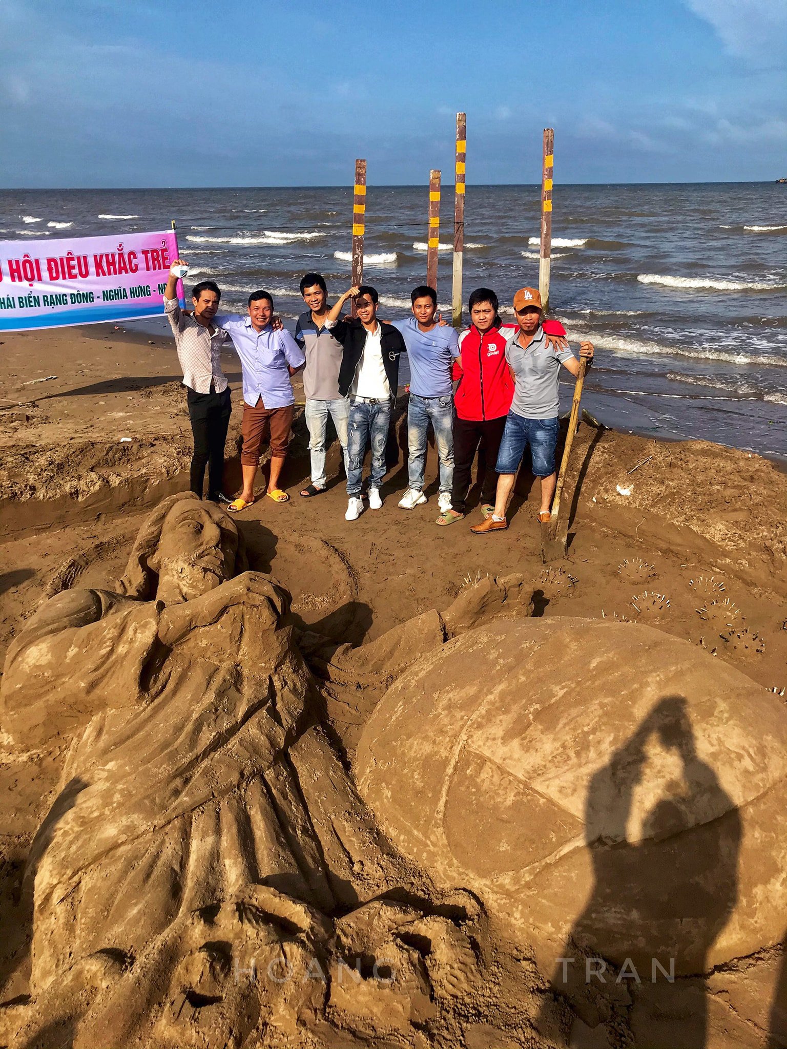 Nam Định: Độc đáo tác phẩm &quot;Chúa sẽ che chở cho thế giới thoát khỏi đại dịch Covid-19&quot; trên bãi biển - Ảnh 1.