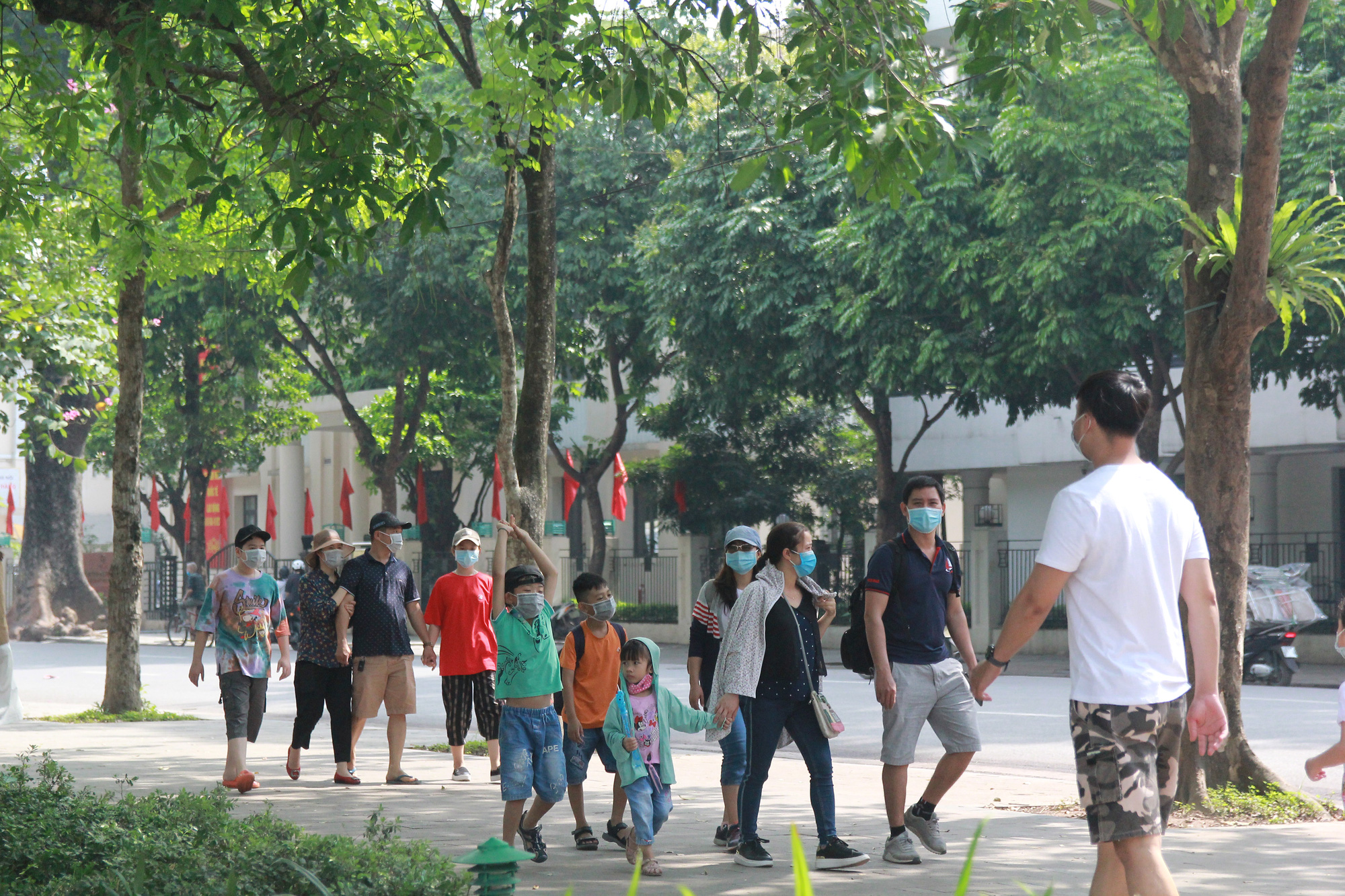 Người dân Thủ đô chấp hành tốt phòng dịch Covid -19 tại địa điểm vui chơi, công cộng - Ảnh 1.