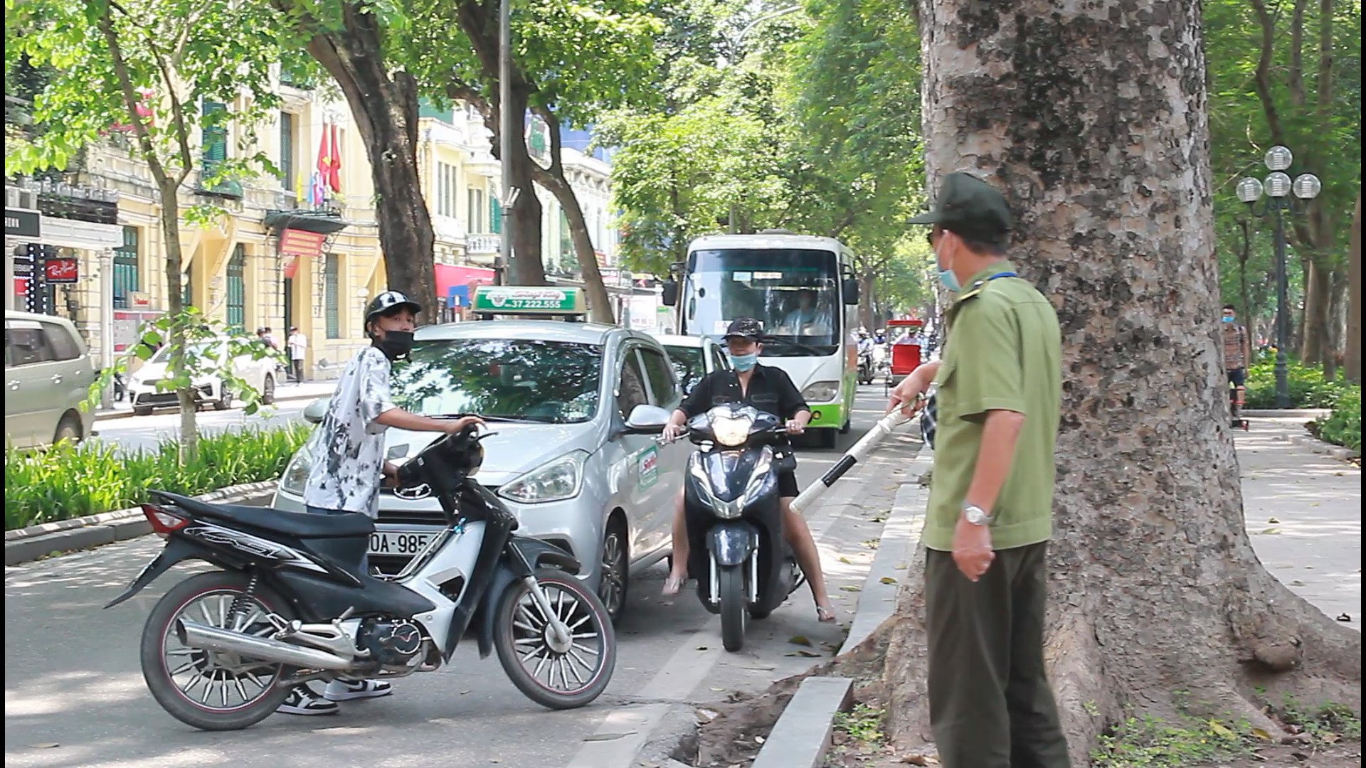 Người dân Thủ đô chấp hành tốt phòng dịch Covid -19 tại địa điểm vui chơi, công cộng - Ảnh 10.