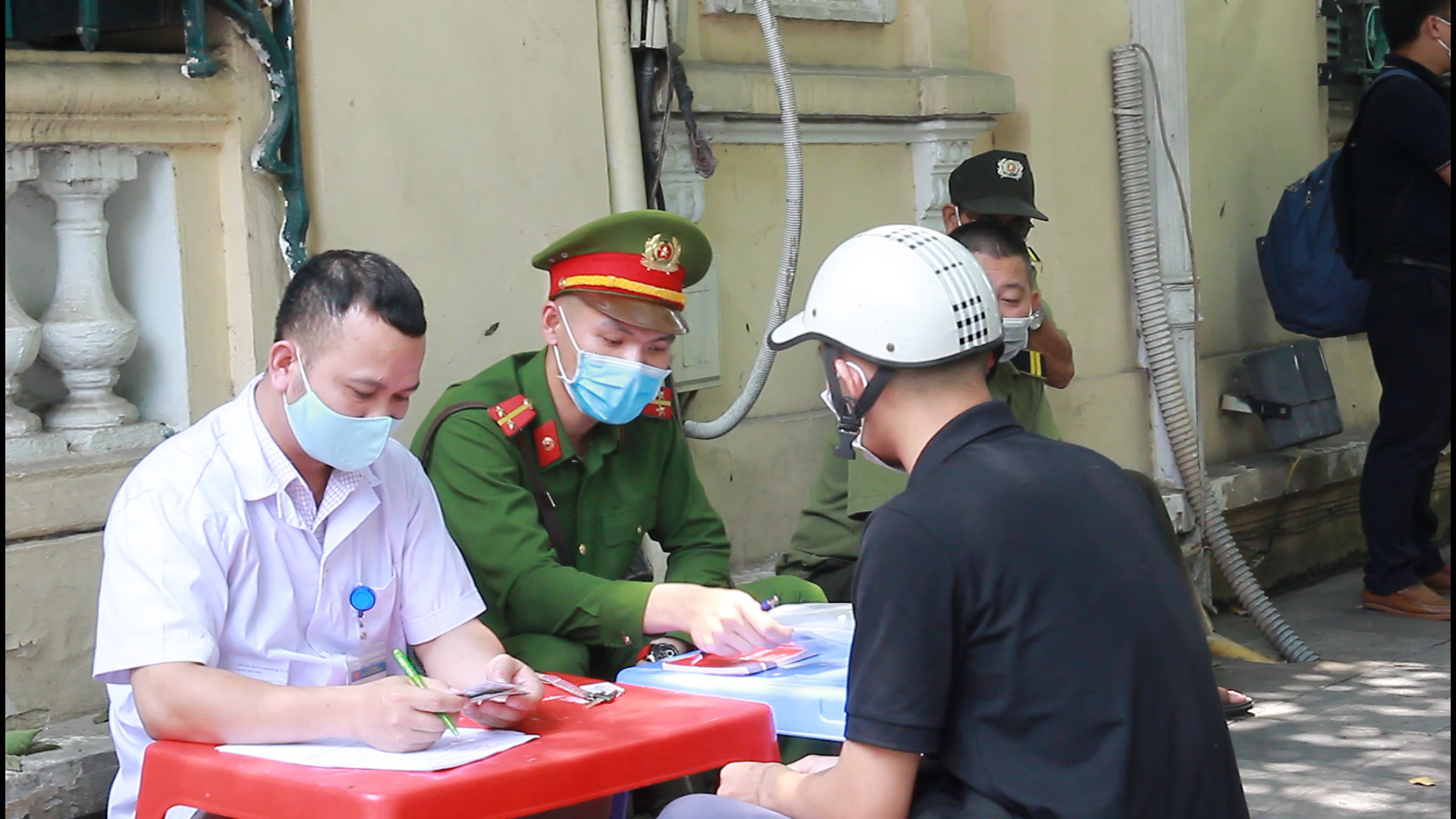 Người dân Thủ đô chấp hành tốt phòng dịch Covid -19 tại địa điểm vui chơi, công cộng - Ảnh 11.