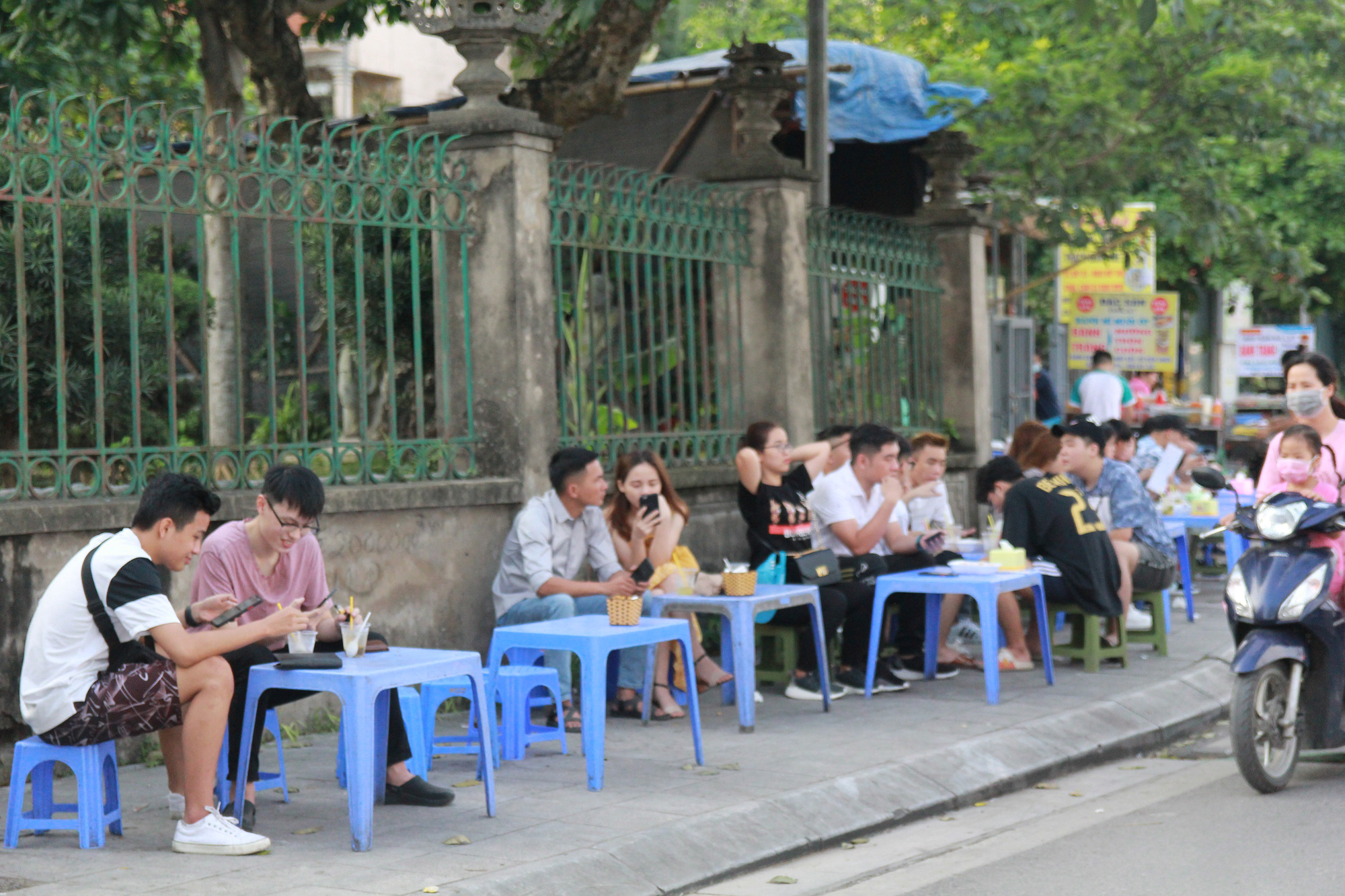 Người dân Thủ đô chấp hành tốt phòng dịch Covid -19 tại địa điểm vui chơi, công cộng - Ảnh 9.