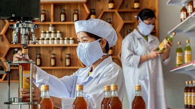 Một doanh nghiệp chế biến mật ong ở Đồng Nai. Ảnh IT