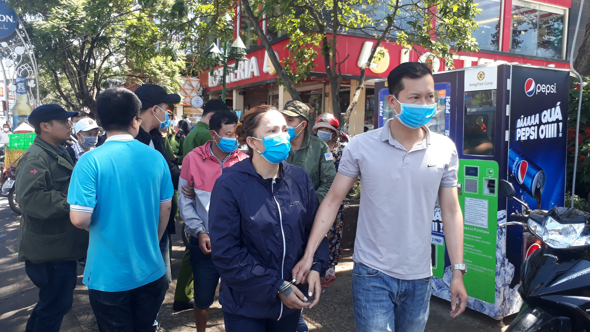 Lợi dụng lễ 30/4-1/5, nhóm nữ quái lên Đà Lạt móc túi - Ảnh 1.