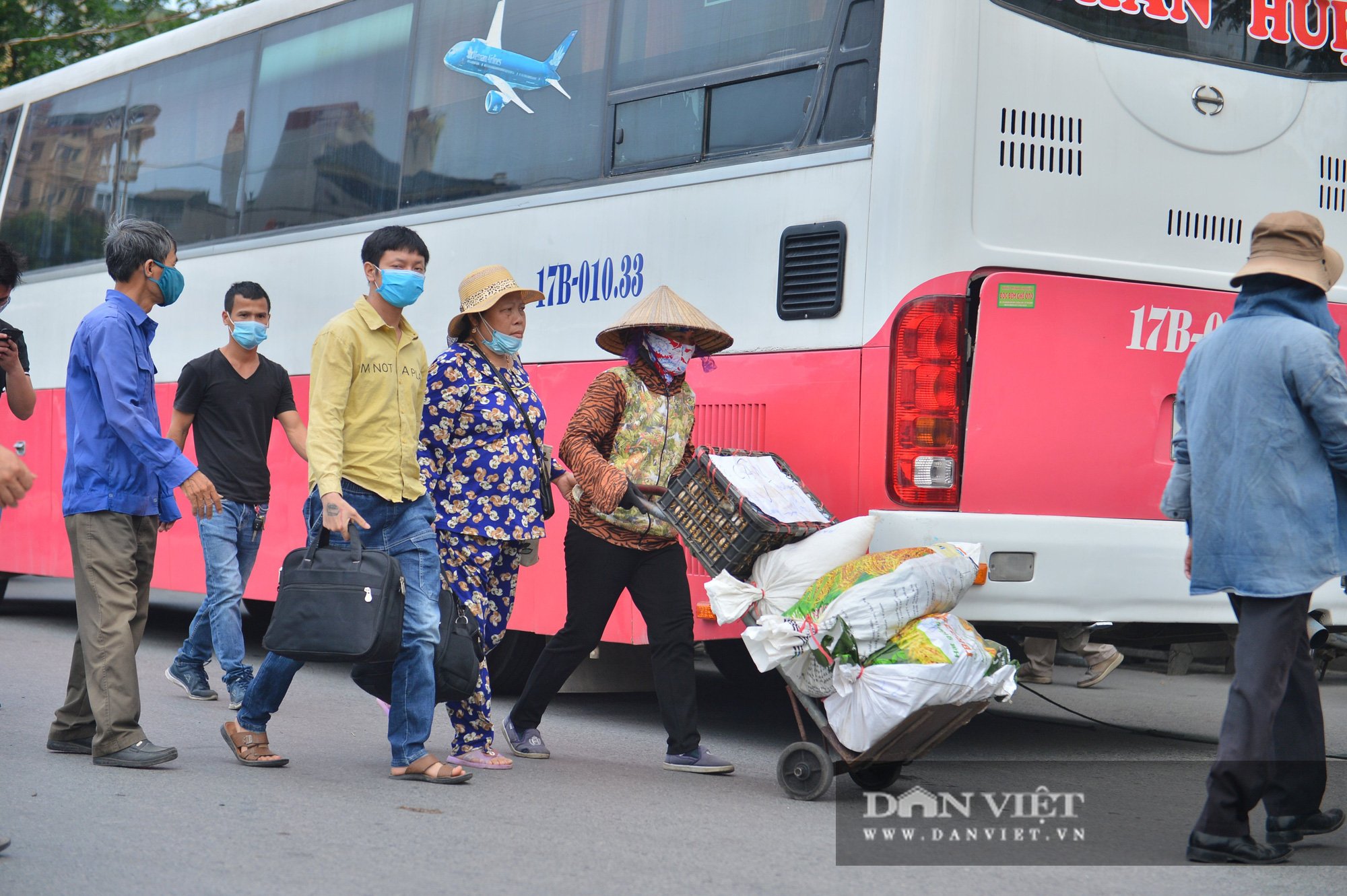 Lo sợ Covid-19 người dân 100% đeo khẩu trang tại các bến xe khi quay trở lại Hà Nội - Ảnh 10.