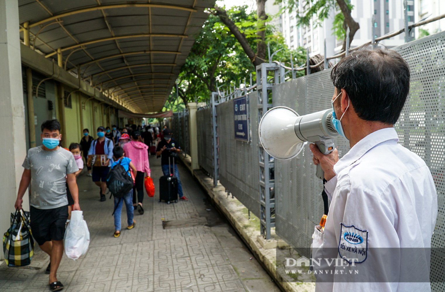 Lo sợ Covid-19 người dân 100% đeo khẩu trang tại các bến xe khi quay trở lại Hà Nội - Ảnh 4.