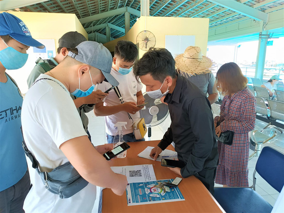 Nha Trang: Phạt 9 trường hợp không đeo khẩu trang - Ảnh 1. Nha Trang: Phạt 9 trường hợp không đeo khẩu trang - Ảnh 1.