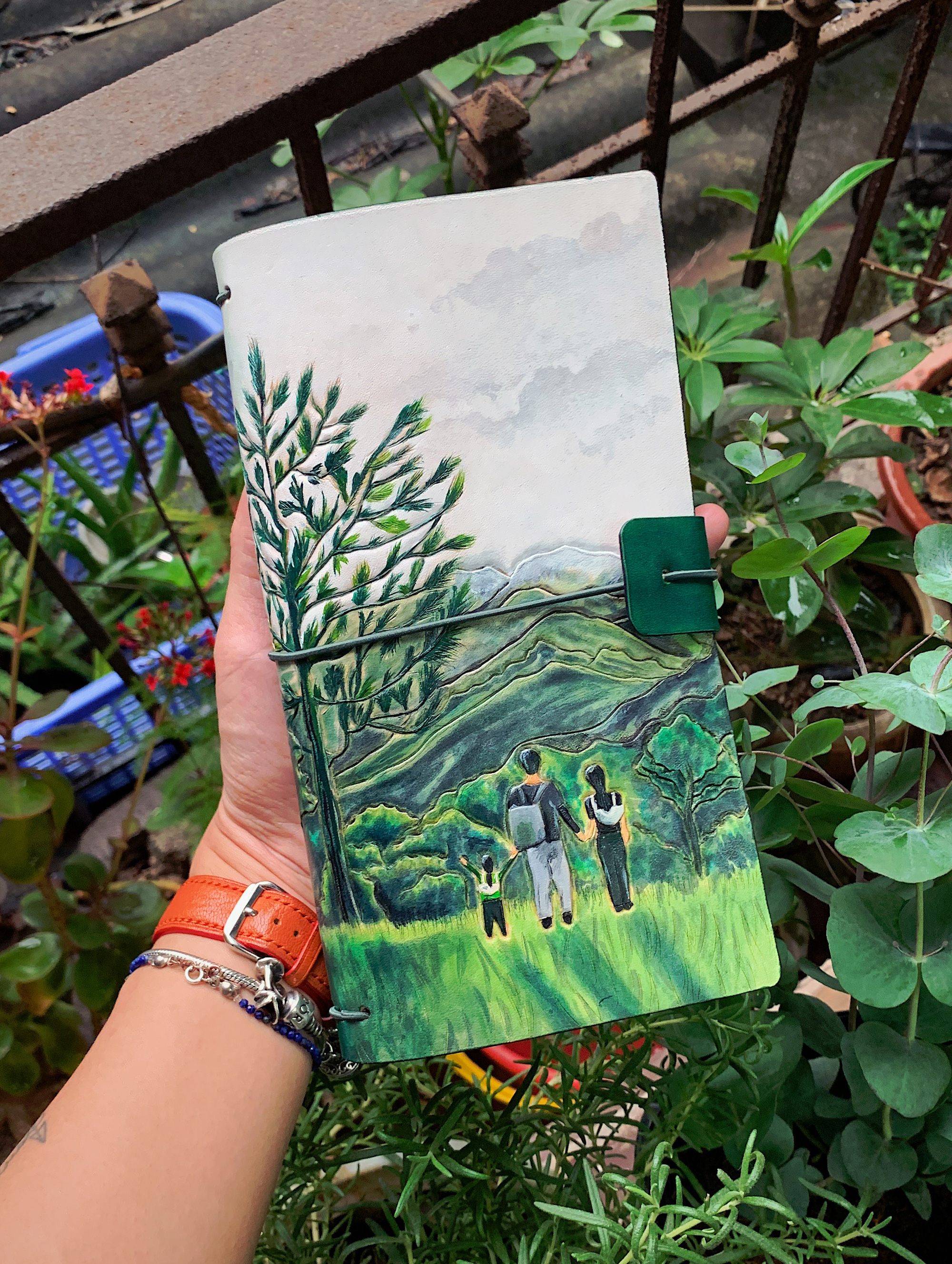 Bỏ lương nghìn đô, cô gái Hà Nội khởi nghiệp với nghề điêu khắc da bò - Ảnh 3. Bỏ lương nghìn đô, cô gái Hà Nội khởi nghiệp với nghề điêu khắc da bò - Ảnh 3.