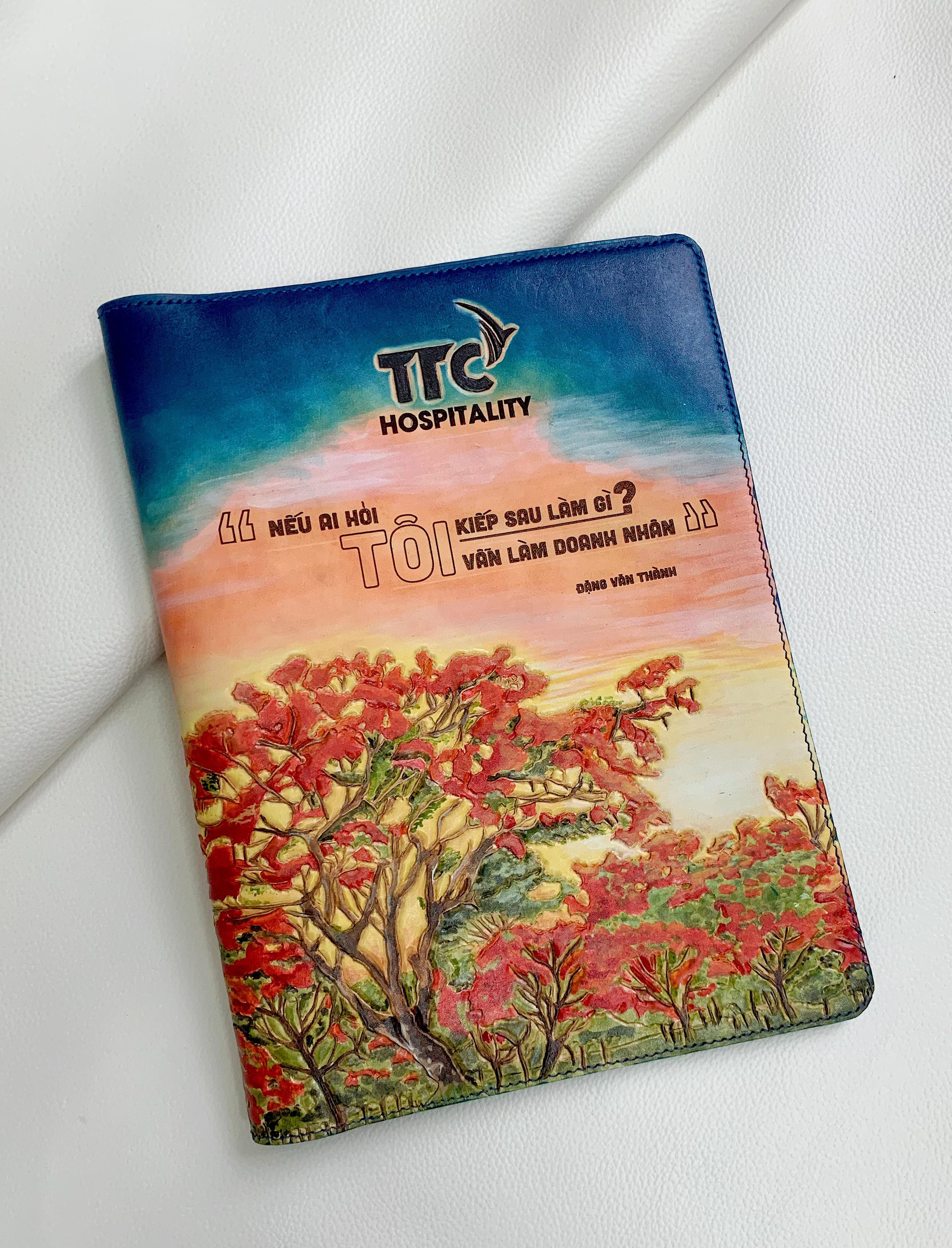 Bỏ lương nghìn đô, cô gái Hà Nội khởi nghiệp với nghề điêu khắc da bò - Ảnh 8. Bỏ lương nghìn đô, cô gái Hà Nội khởi nghiệp với nghề điêu khắc da bò - Ảnh 8.
