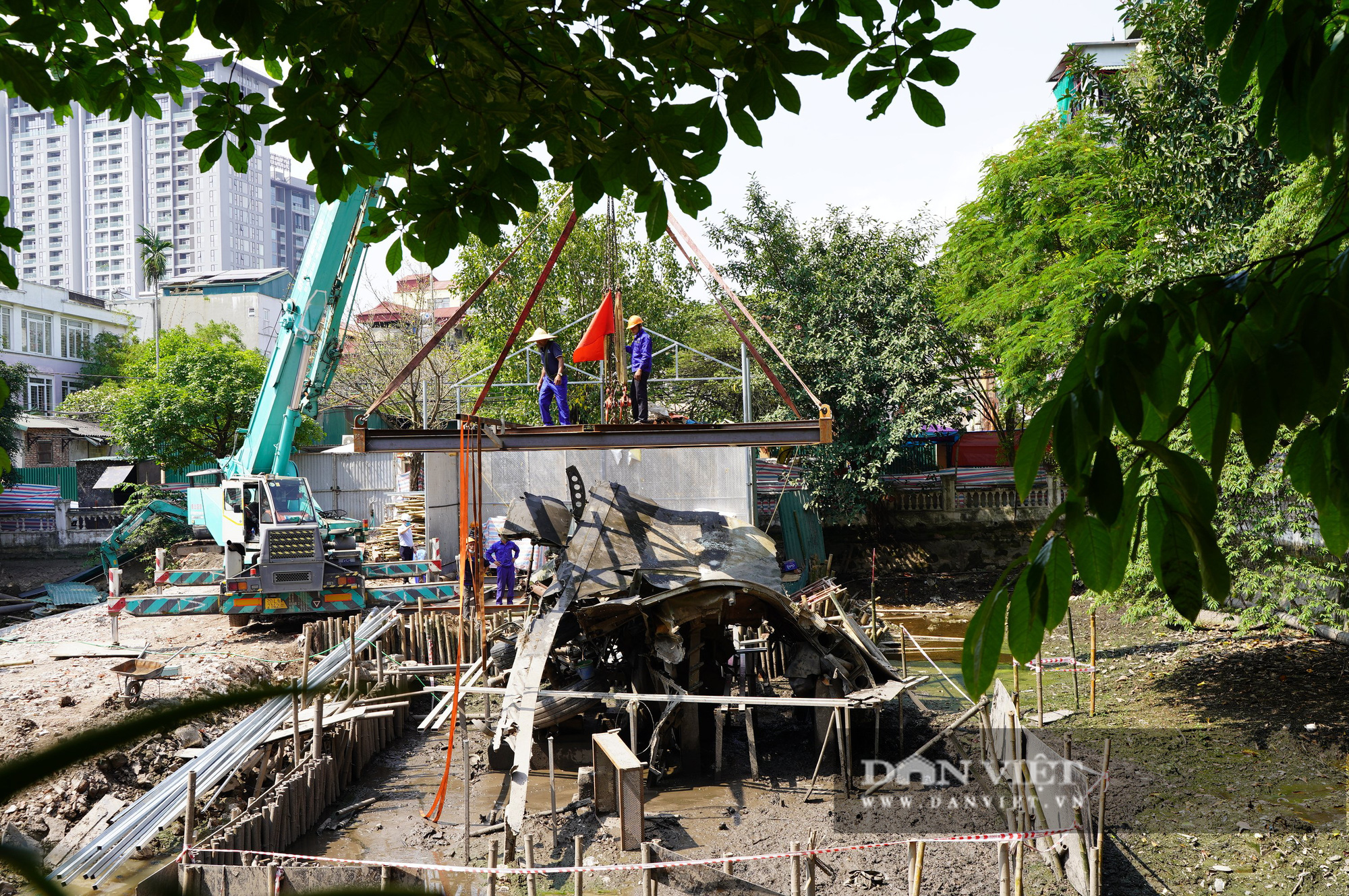 Pháo đài B52 dưới lòng hồ Hà Nội được nhấc bổng lên bờ để tu sửa - Ảnh 2.