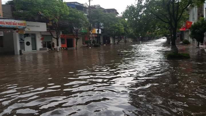 Thái Nguyên: Sau mưa lớn, đường phố biến thành sông - Ảnh 1.