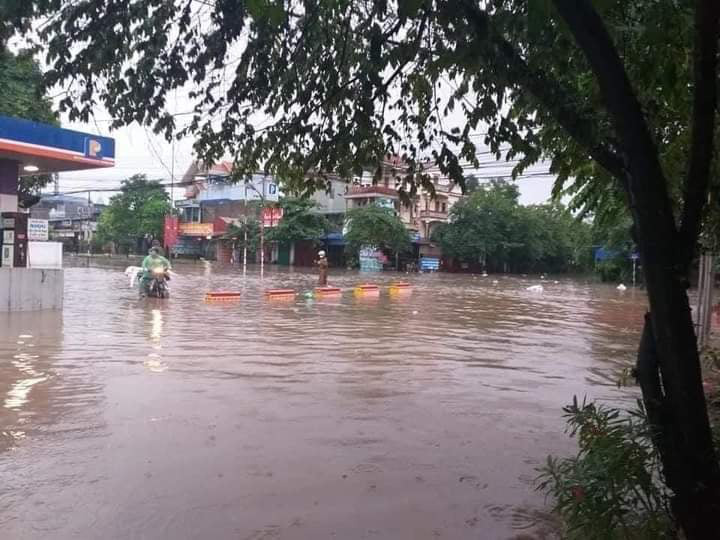 Thái Nguyên: Sau mưa lớn, đường phố biến thành sông - Ảnh 2.