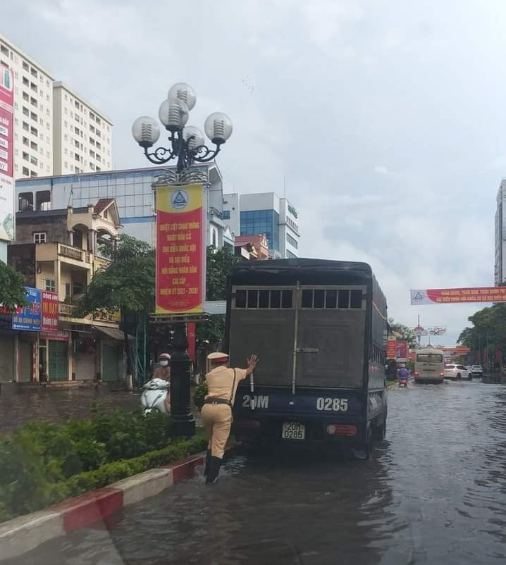 Thái Nguyên: Sau mưa lớn, đường phố biến thành sông - Ảnh 3.