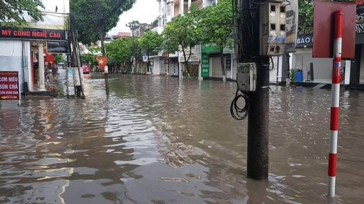 Thái Nguyên: Sau mưa lớn, đường phố biến thành sông - Ảnh 4.