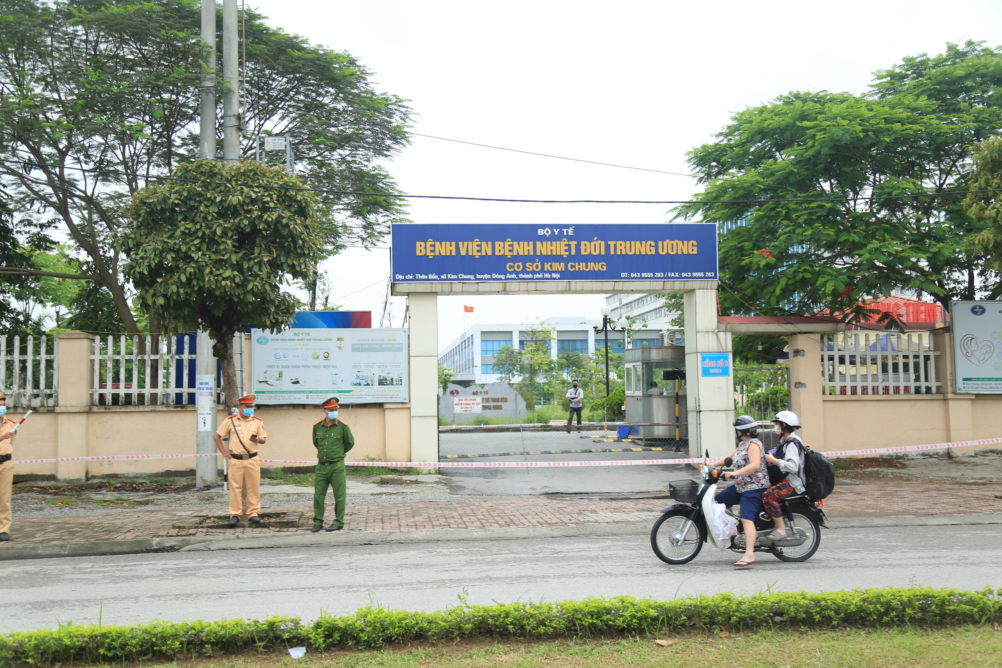 Người thân mang mì tôm trứng tiếp tế tại Bệnh viện Nhiệt đới Trung ương cơ sở 2 - Ảnh 1.