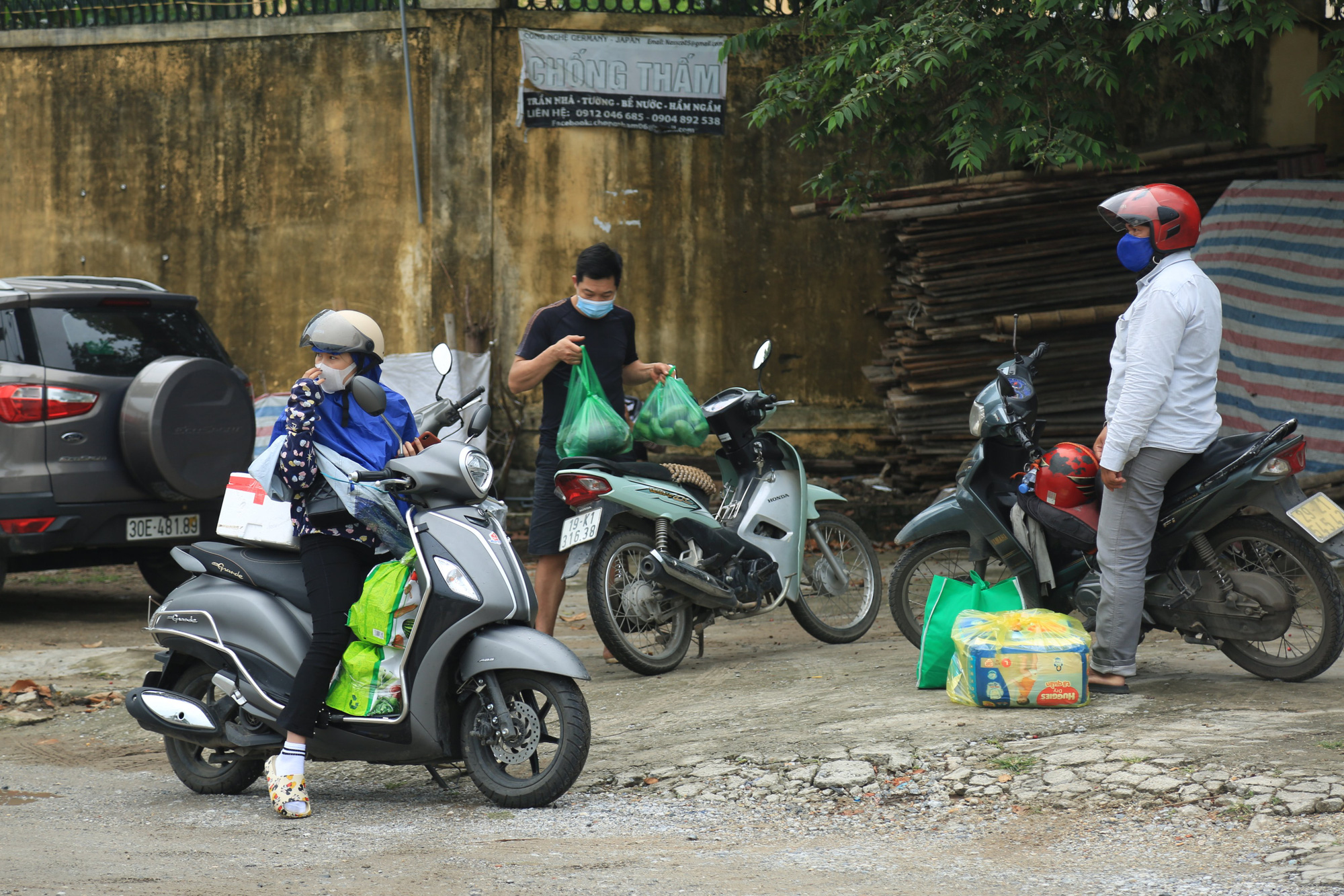 Người thân mang mì tôm trứng tiếp tế tại Bệnh viện Nhiệt đới Trung ương cơ sở 2 - Ảnh 5.