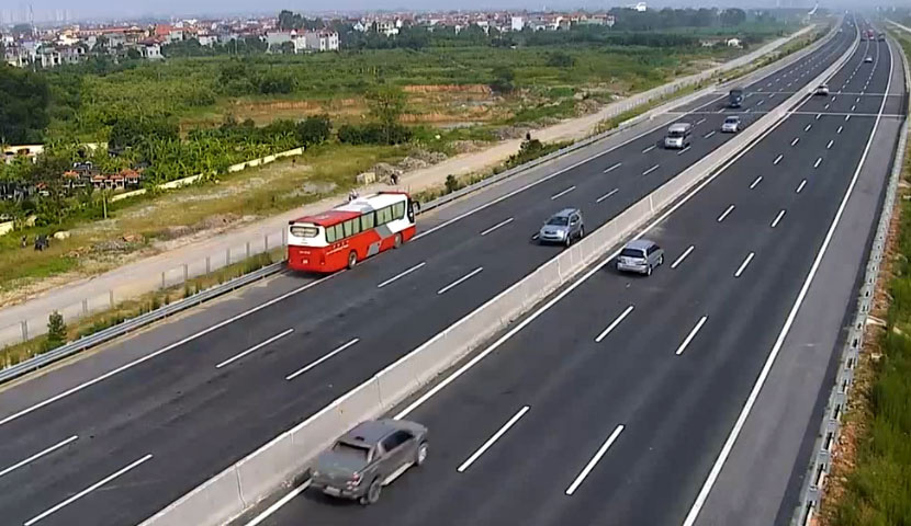 Thủ tướng yêu cầu hoàn thiện tờ trình để trình Bộ Chính trị chủ trương triển khai mục tiêu 5.000km đường cao tốc - Ảnh 1.