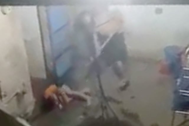 Chủ tịch nước yêu cầu làm rõ và xử lý nghiêm vụ cha đánh con nát tay, bắt đi bán vé số ở TP.HCM - Ảnh 1.