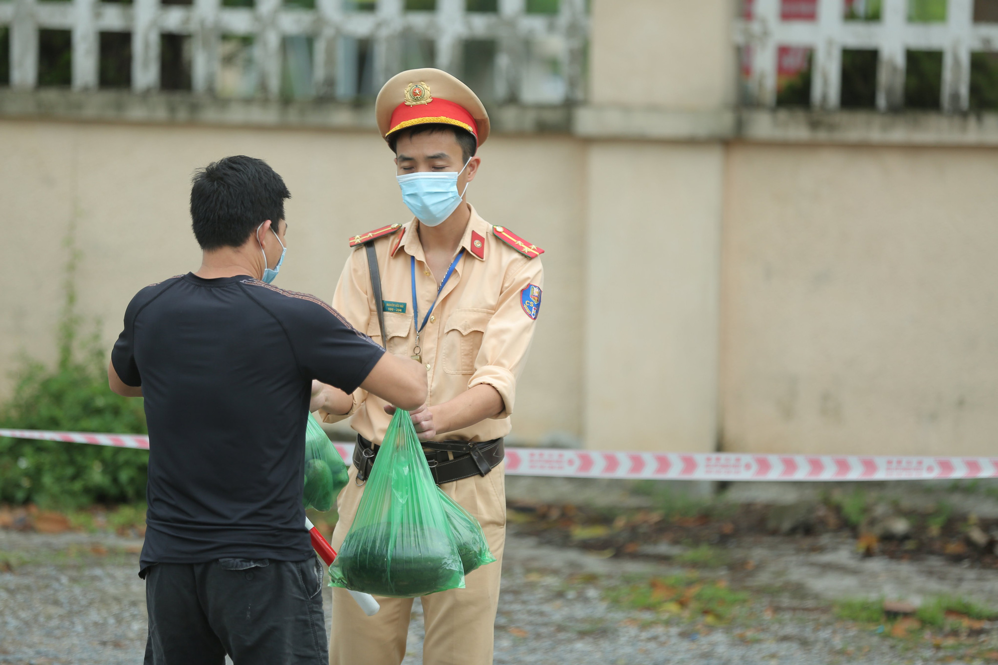 Người thân mang mì tôm trứng tiếp tế tại Bệnh viện Nhiệt đới Trung ương cơ sở 2 - Ảnh 6.