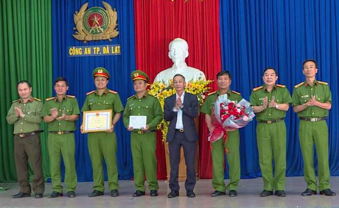 Chủ tịch tỉnh khen thưởng Công an TP.Đà Lạt bắt nhóm "nữ quái" móc túi - Ảnh 1. Chủ tịch tỉnh khen thưởng Công an TP.Đà Lạt bắt nhóm "nữ quái" móc túi - Ảnh 1.