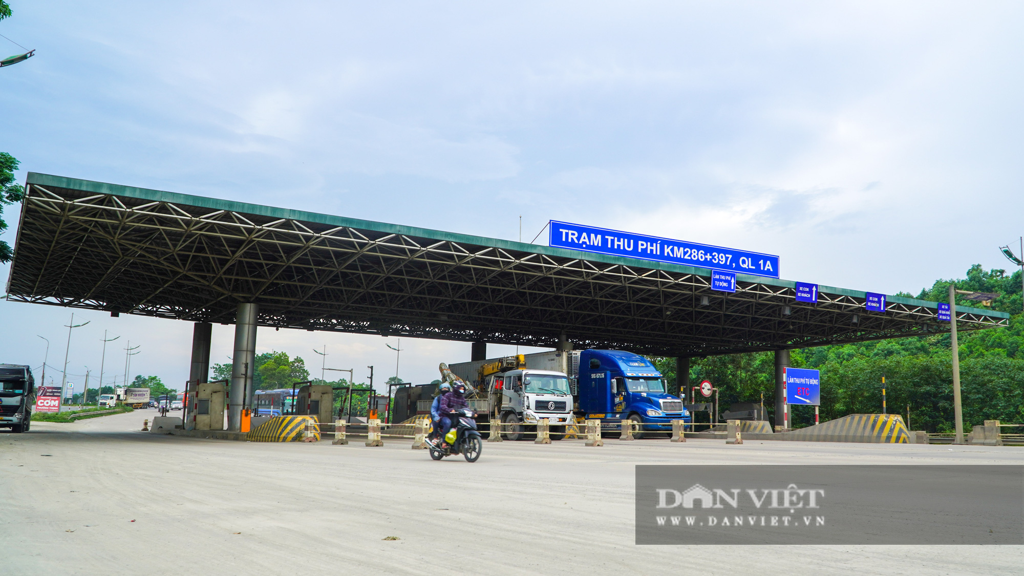 Trạm thu phí BOT &quot;đắt đỏ&quot; bỏ hoang giữa quốc lộ nhiều năm trời - Ảnh 1.