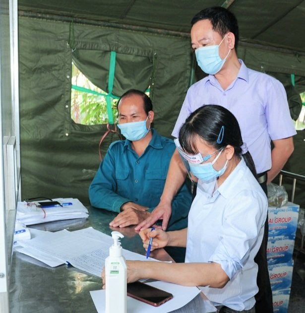 Hội Nông dân Ninh Bình tặng quà cho các chốt kiểm dịch Covid-19 - Ảnh 2.
