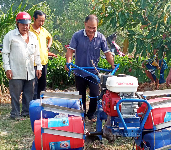 Chuyện chưa kể về lão nông chế tạo máy cày chạy dưới nước siêu nhẹ, siêu tiết kiệm - Ảnh 7.