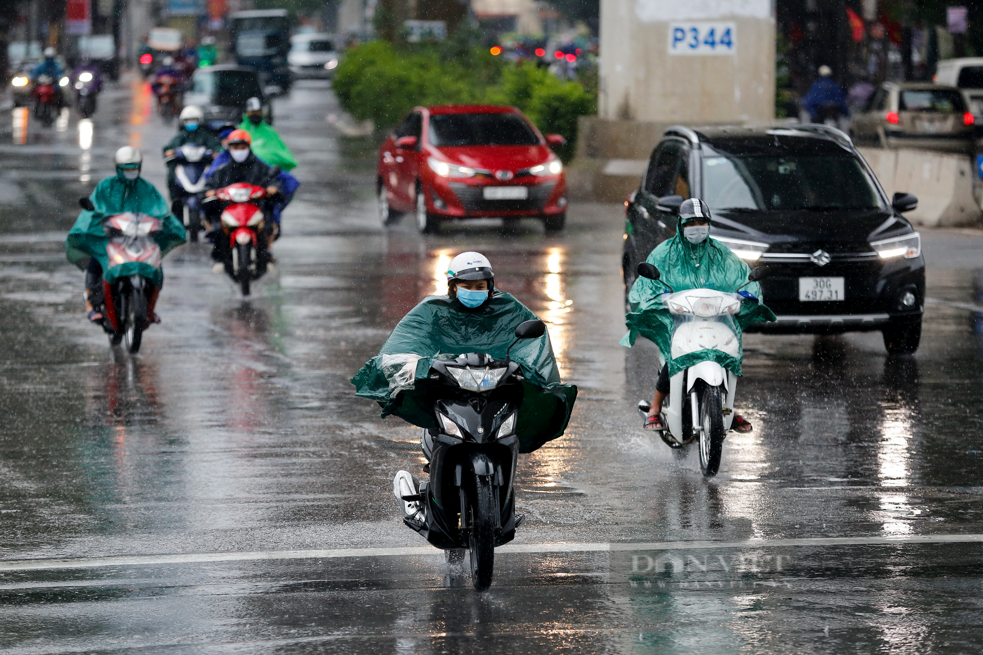 Người Hà Nội co ro trong mưa, gió, lạnh đầu mùa - Ảnh 1.