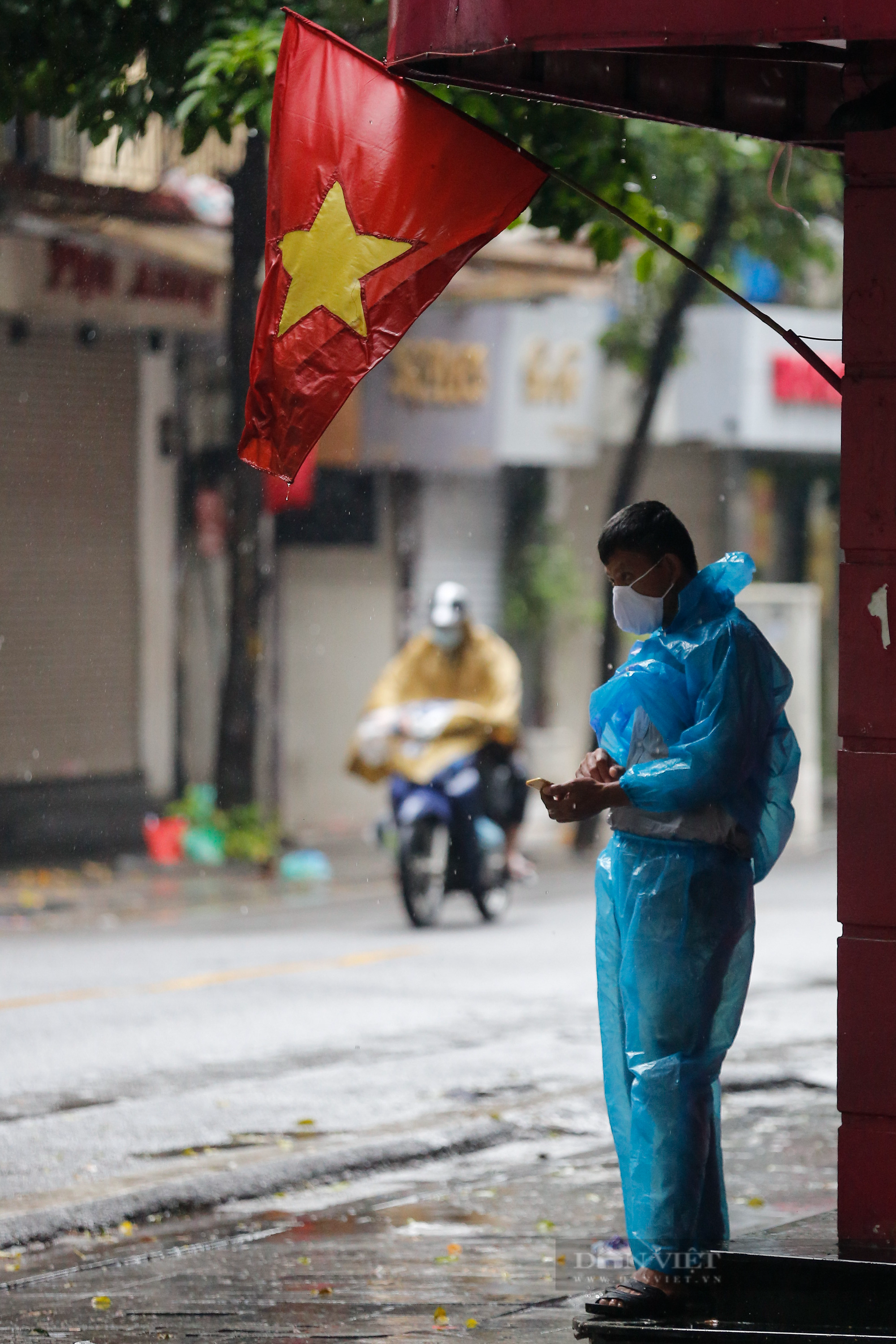 Người Hà Nội co ro trong mưa, gió, lạnh đầu mùa - Ảnh 7.
