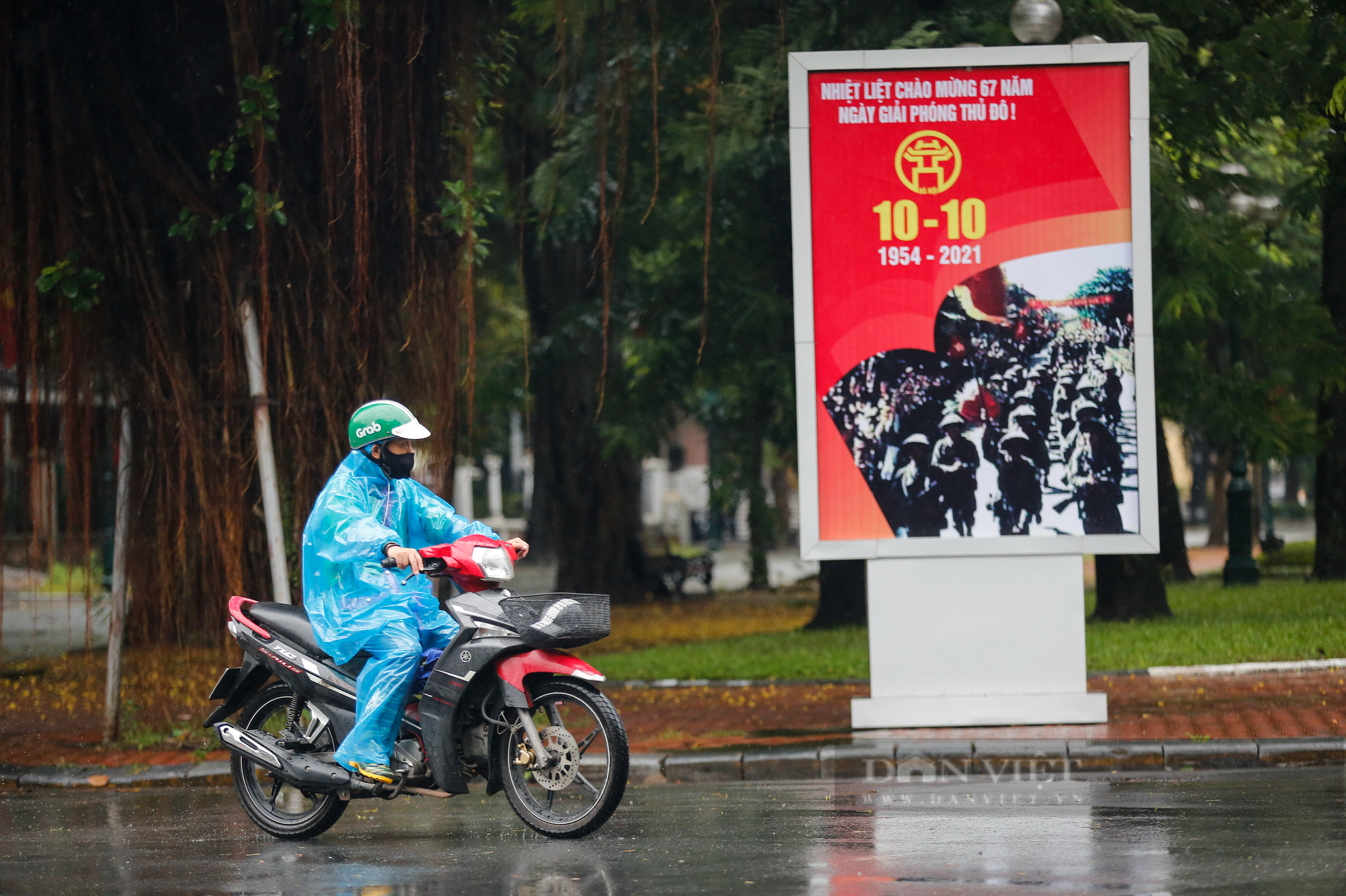 Người Hà Nội co ro trong mưa, gió, lạnh đầu mùa - Ảnh 12.