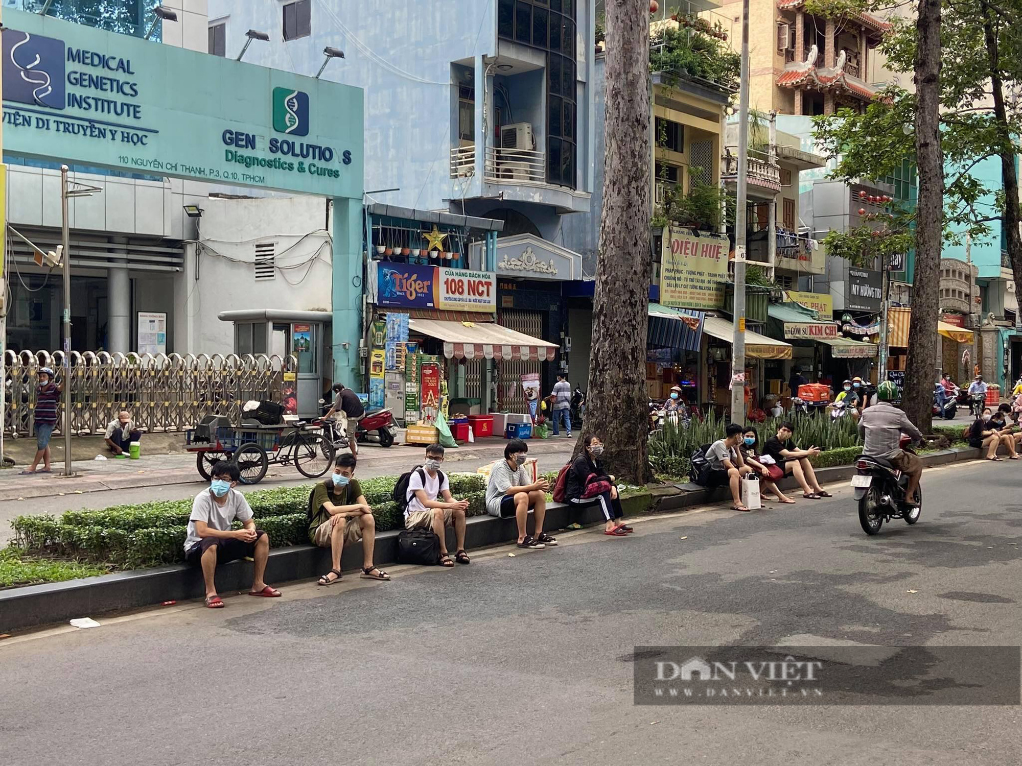 Cháy ký túc xá đại học giữa trung tâm Sài Gòn, sinh viên ôm đồ tháo chạy - Ảnh 5.