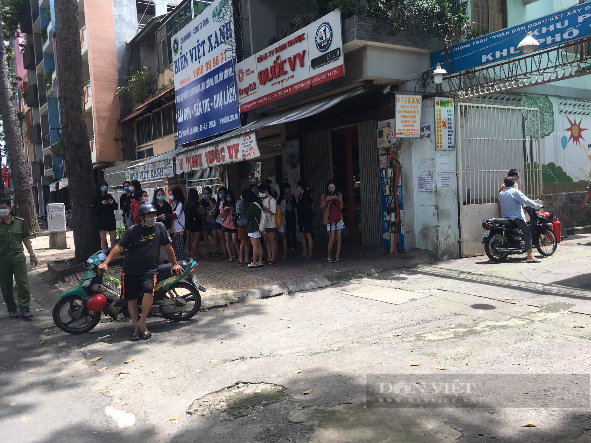 Cháy ký túc xá đại học giữa trung tâm Sài Gòn, sinh viên ôm đồ tháo chạy - Ảnh 6.