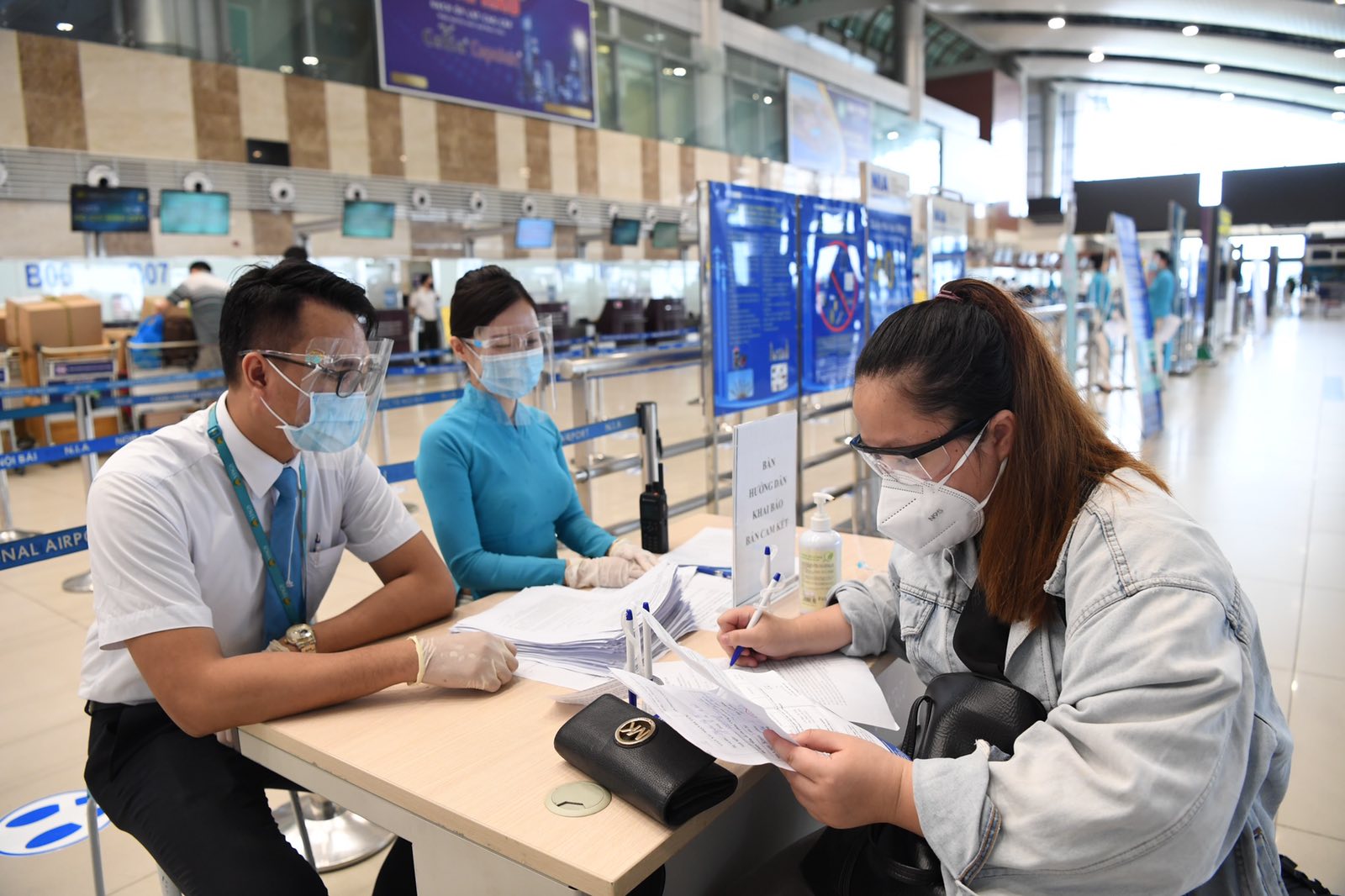 Mở đường bay quốc tế: Không cách ly khách tiêm đủ vaccine - Ảnh 1. Mở đường bay quốc tế: Không cách ly khách tiêm đủ vaccine - Ảnh 1.