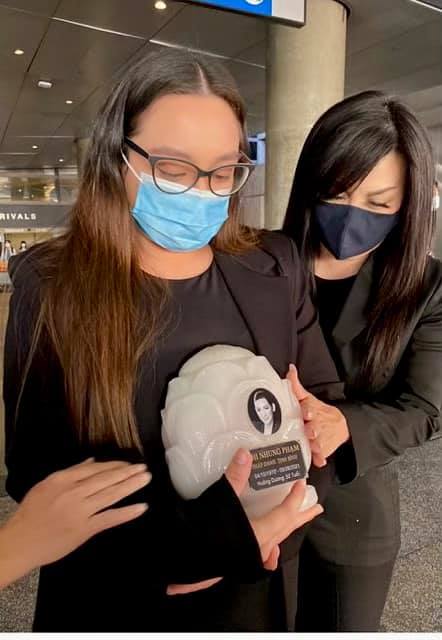 Con gái cố nghệ sĩ Phi Trung òa khóc khi nhận tro cốt của mẹ - Ảnh 3.
