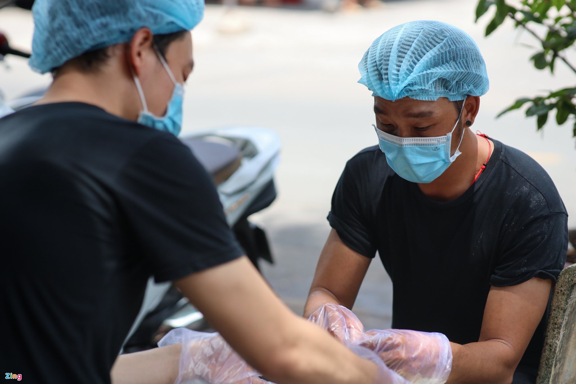 Diễn viên sân khấu làm công nhân sau 5 tháng thất nghiệp - Ảnh 1.