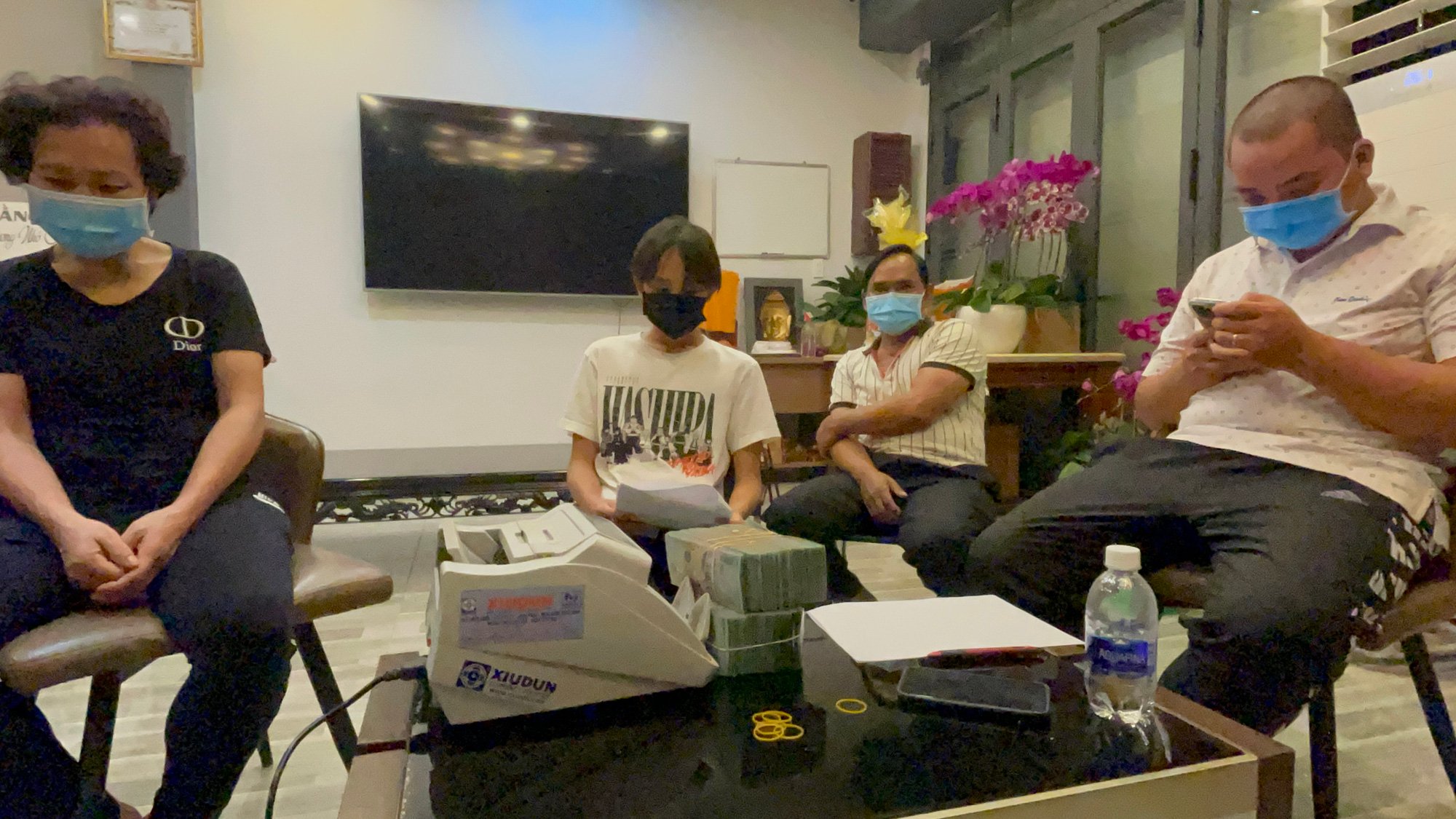 Quản lý trao lại tiền đi hát cho Hồ Văn Cường, tặng thêm 500 triệu Phi Nhung từng hứa tặng - Ảnh 1.