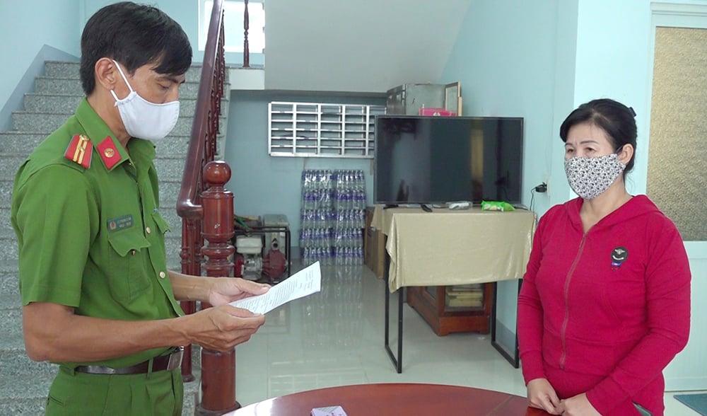 An Giang: Tạm giữ người phụ nữ vi phạm Chỉ thị 15, đánh lực lượng phòng chống dịch - Ảnh 2.