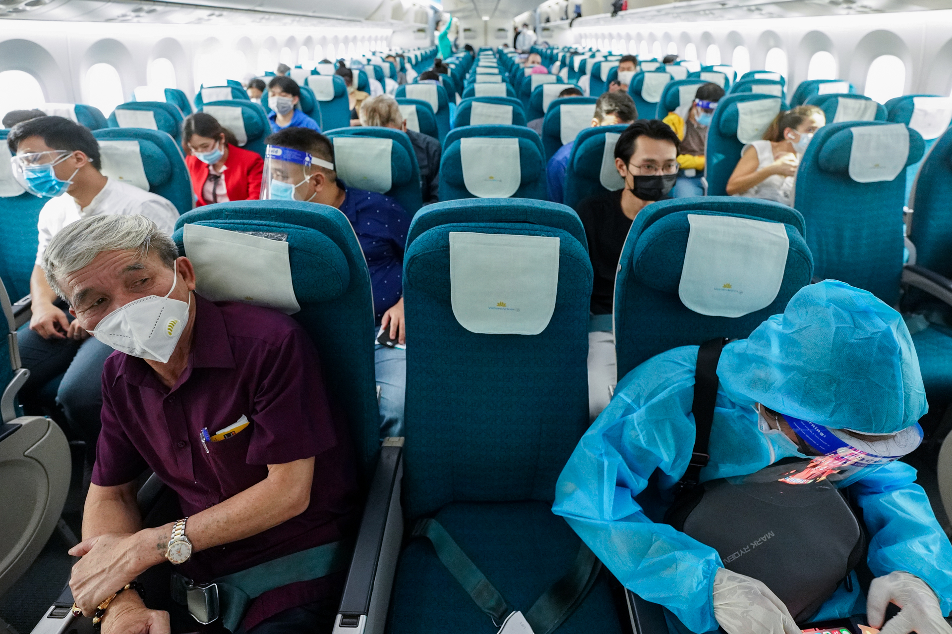 Vietnam Airlines thực hiện chuyến bay đầu tiên từ TP.HCM đi Hà Nội sau dịch - Ảnh 2.