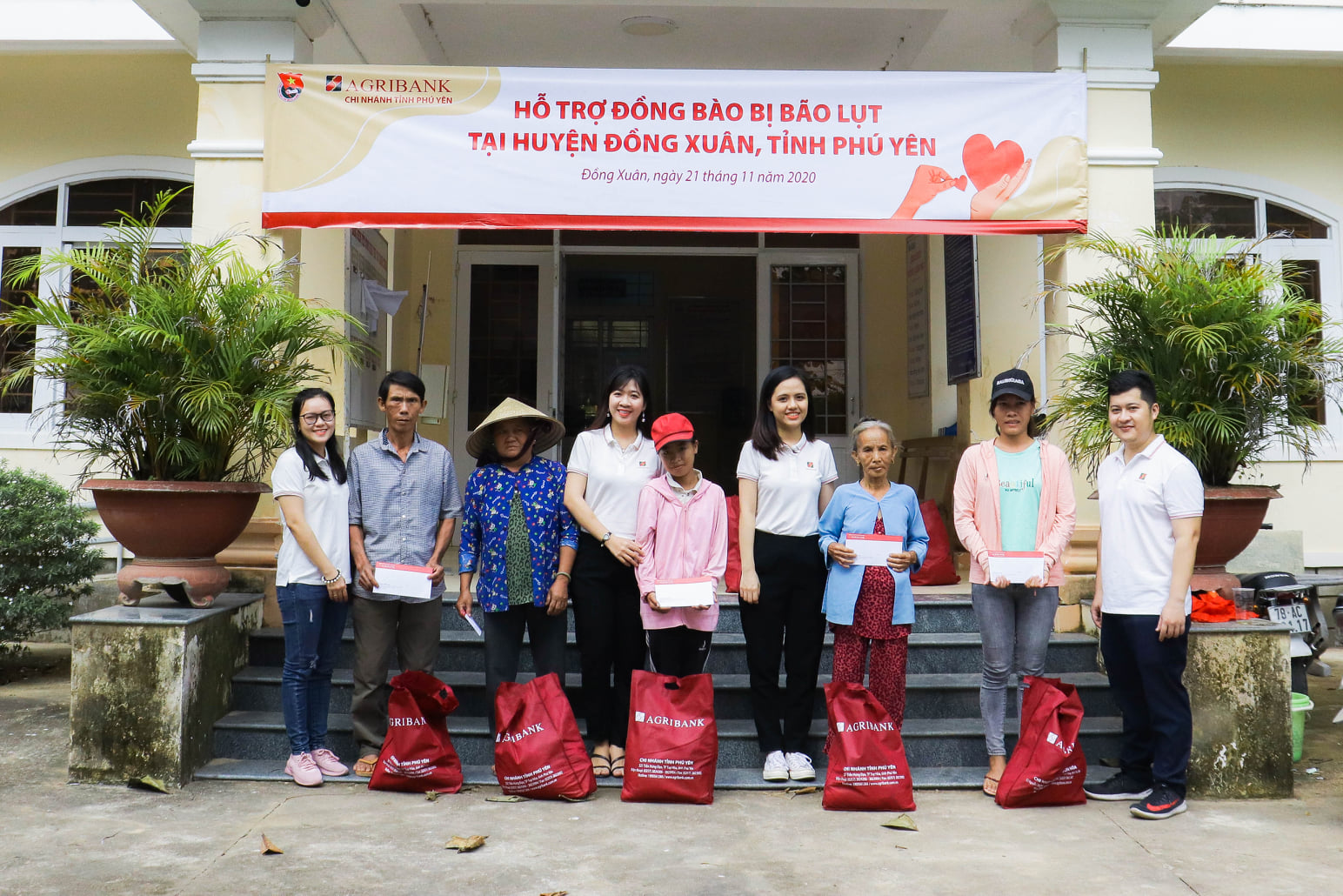 Agribank Phú Yên triển khai đồng bộ nhiều giải pháp hỗ trợ khách hàng, góp phần đẩy lùi tín dụng đen - Ảnh 7. Agribank Phú Yên triển khai đồng bộ nhiều giải pháp hỗ trợ khách hàng, góp phần đẩy lùi tín dụng đen - Ảnh 7.