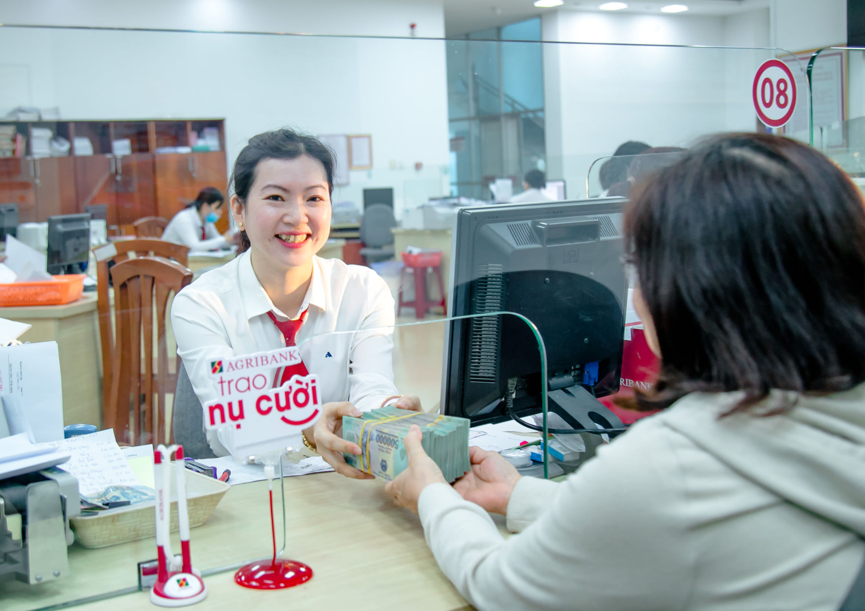 Agribank Phú Yên triển khai đồng bộ nhiều giải pháp hỗ trợ khách hàng, góp phần đẩy lùi tín dụng đen - Ảnh 6. Agribank Phú Yên triển khai đồng bộ nhiều giải pháp hỗ trợ khách hàng, góp phần đẩy lùi tín dụng đen - Ảnh 6.