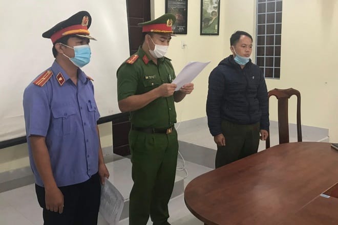 Đắk Lắk: “Bắt tay” cho lâm tặc khai thác rừng trái phép, thêm một cán bộ kiểm lâm bị khởi tố - Ảnh 1.