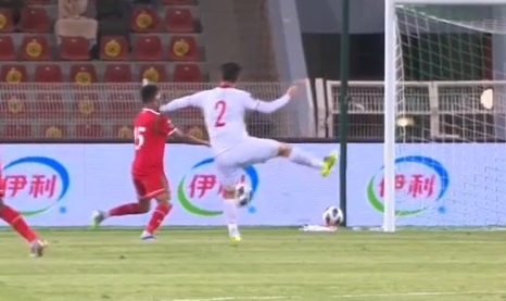 Clip: Sau trọng tài chính tới lượt VAR &quot;biếu&quot; cho Oman 1 quả phạt đền - Ảnh 1.