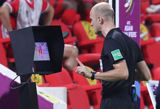 Trưởng ban trọng tài VFF Dương Văn Hiền: &quot;VAR tư vấn... sai luật cho trọng tài!&quot; - Ảnh 1.