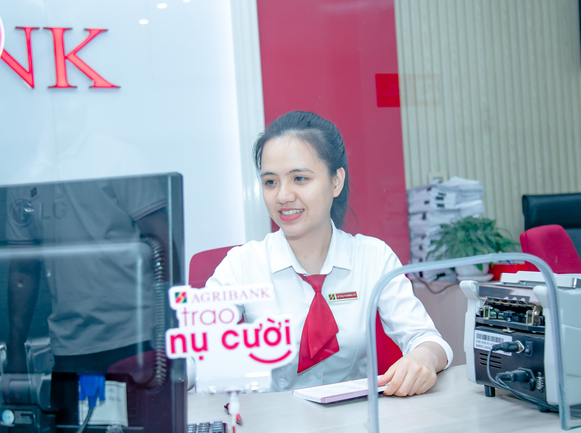 Agribank Phú Yên triển khai đồng bộ nhiều giải pháp hỗ trợ khách hàng, góp phần đẩy lùi tín dụng đen - Ảnh 4. Agribank Phú Yên triển khai đồng bộ nhiều giải pháp hỗ trợ khách hàng, góp phần đẩy lùi tín dụng đen - Ảnh 4.