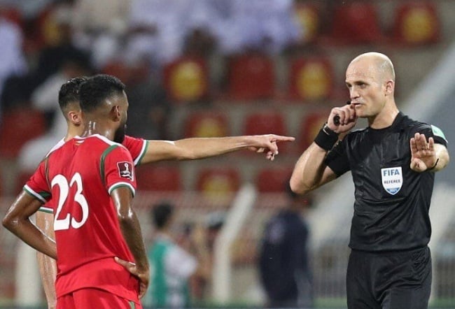 Trọng tài người Jordan sắp trả giá vì sai lầm. Ảnh: LĐ